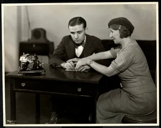 Frau bringt einem blinden Mann das Lesen in Braille bei, New York Association for the Blind, 111 East 59th Street, New York, 1935